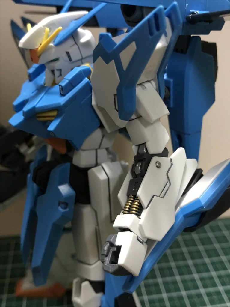 腕の部分にズームイン（笑）鉄血系で定番の塗装をマーカーで塗りました。