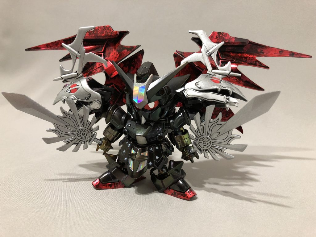 一部ラップ塗装をしています。
額や腹部等にはホログラムフィニッシュを使用しました。