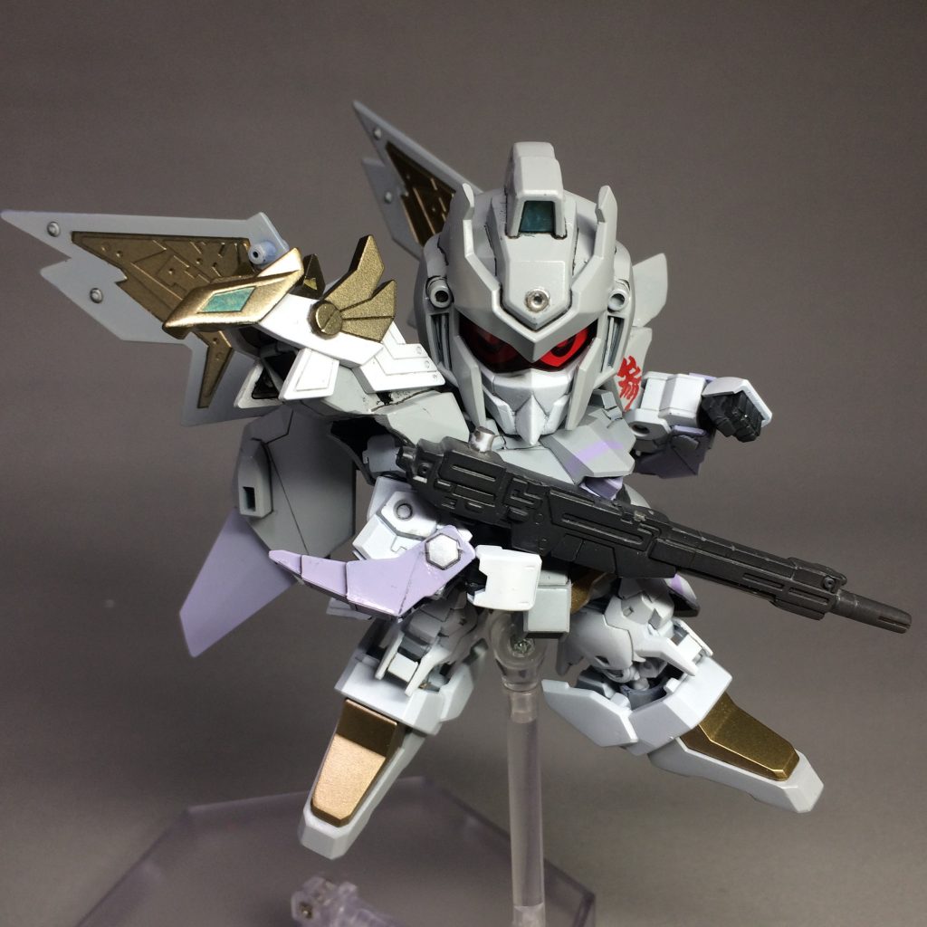 兜飾りを取り外し、カメラアイパーツをデルタプラス仕様にした形態は「鉄機武者灰出流多(テッキムシャハイデルタ)」と名付けました。
真星勢多がマスターグレードのゼータガンダムから名前を取っているので、こちらはハイグレードのデルタプラスから取りました。
「灰出流多は真星精太参號機の正式量産機で、識別のために試作の参號機は『初期検証型』と呼ばれる」という妄想です。