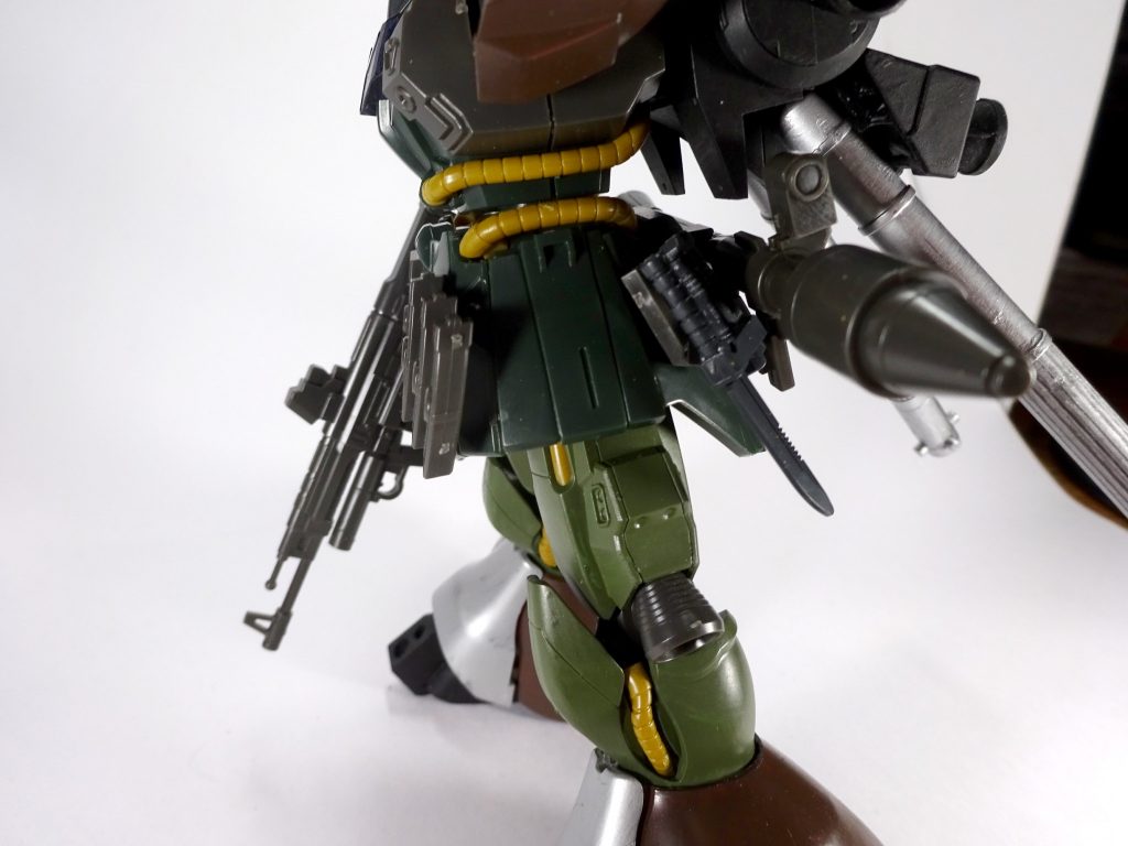 腰のギラ・ズールのビーム・ホークを付ける部分にはヤクト・ドーガのビームサーベルを付けています。