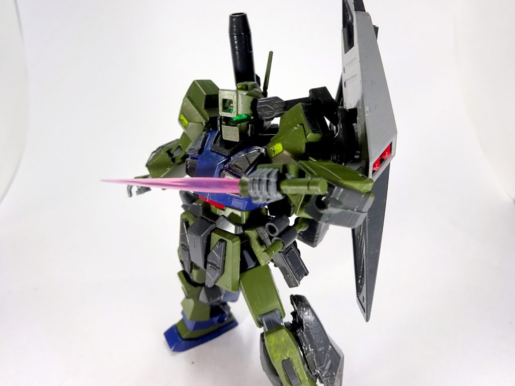 ## ポーズ２
ビームサーベルを構えて。