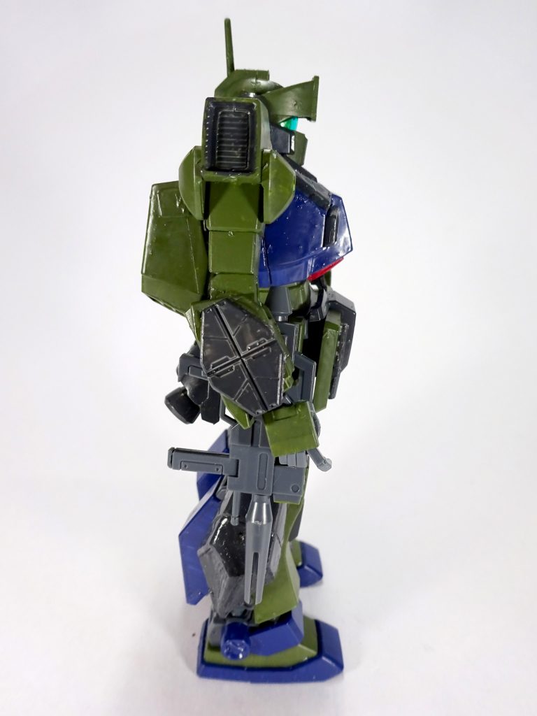 ## 横
右腕にはジムストライカー的な追加装甲を。