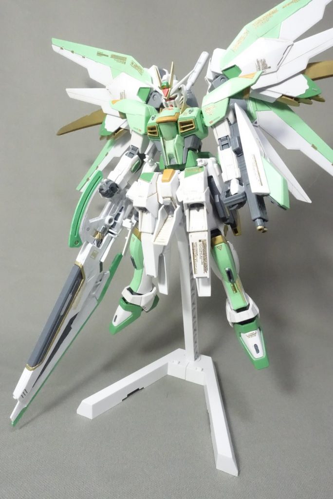 明るいカラー、大型武器、何よりビッカビカの金色デカールによって荘厳なイメージを目指してます。