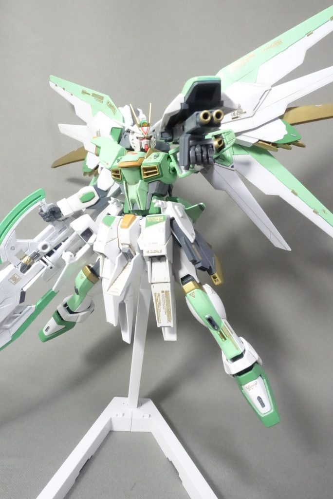 しかし設定上では、パトリック・ザラによるナチュラル絶滅作戦に用いられた忌むべき機体で、金色デカールには罪深い行いを正当化する教典と祝詞が書かれている設定です(書いてある英語読めないので勝手に解釈しました)。