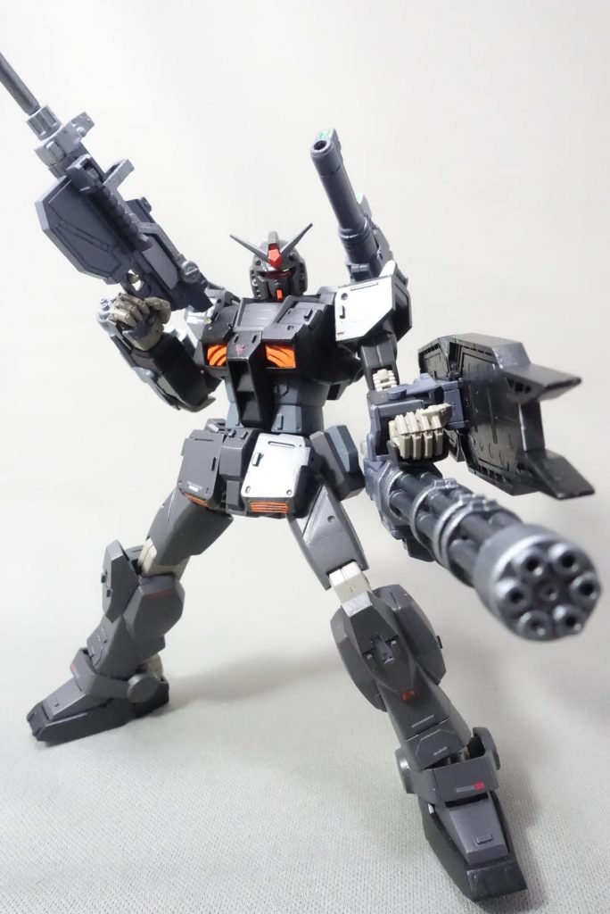 カスタマイズキャンペーンのガトリングも装備。接続ではなく、グリップを手首に引っかけてるだけです。