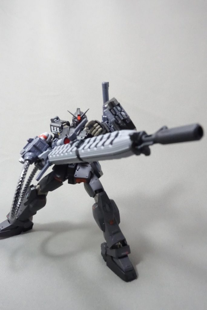 コンテスト試行錯誤の跡です。
個人的には1枚目のアオリが好きです。2枚目も銃口のインパクトが出せれば良かったんですが。 全体に言えますが、もっと写真勉強しないと…ですね。