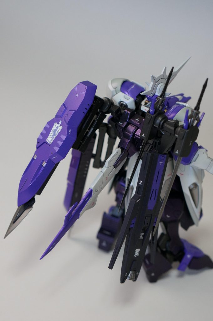 バックパックはキマリスヴィダールの他にバルバトスルプスレクス、ガンダムヴィダールなどのパーツを使って左右非対称になるようにしています。2本の剣と2つの盾を右と左に配置しています。