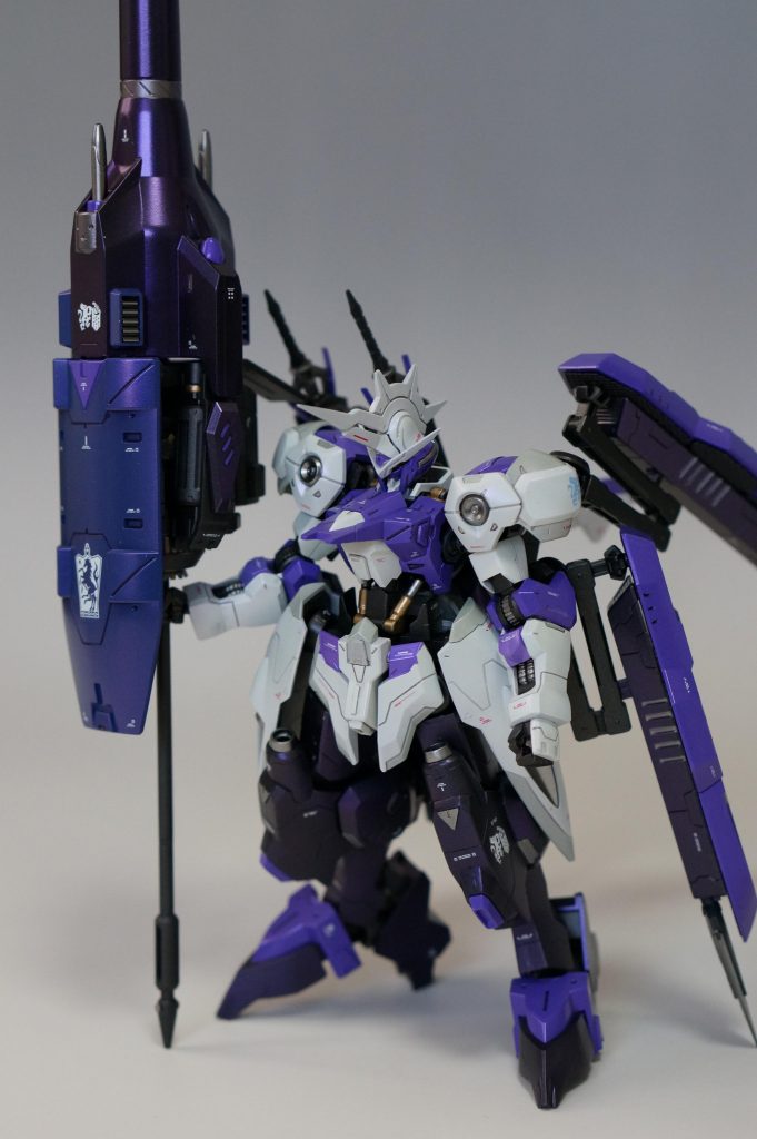 ドリルランスを持たせてみるとなかなかの存在感です。