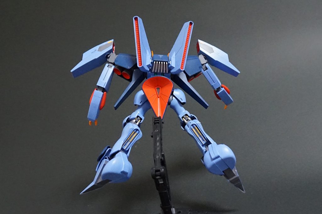 見た目も特殊な機体のためポーズを付けるのが難しいです。