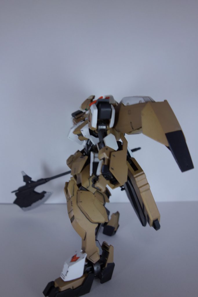 右からです。手の黒いところと肩アーマー以外の白い部分は全て筆塗りでの色分けです。