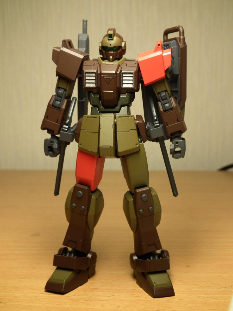 ベースは陸戦型ジムですが、紆余曲折あって様々な機体のパーツが入り乱れております。左肩、右腿、頭部はブルーディスティニー、バックパックはウィングガンダム、サイドスカートはクロスボーンです。