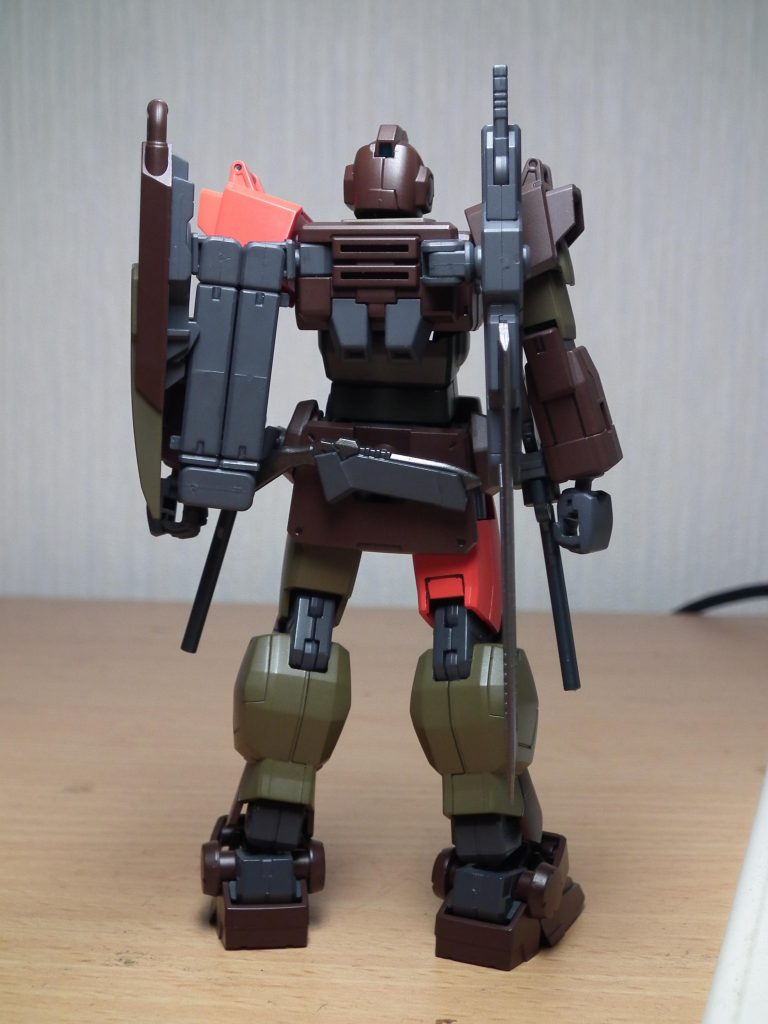 腰にはナイフを装備。