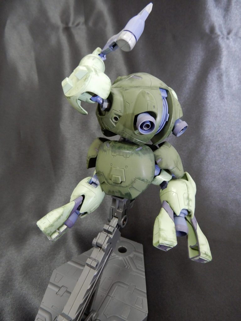 背後から。バーニア内部は奥のほうを黒く塗ってますが…赤で塗ったほうがかっこいいかもしれませんね