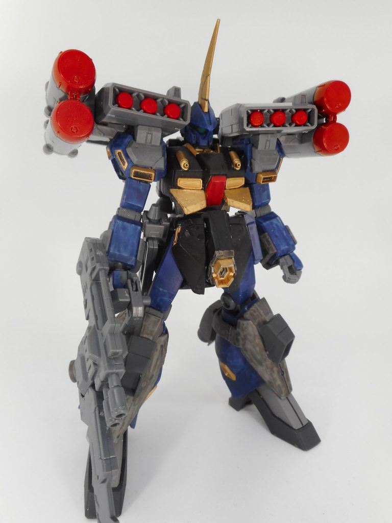 ## 正面
頭のトサカ、胸部の出っ張り、股間のパーツでバーザムっぽさが出せました。