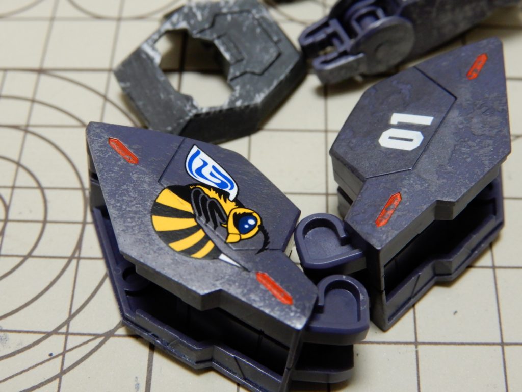 デカール貼り付け作業です。貼り付け終了後、モールドに合わせて切り込みを入れてます。