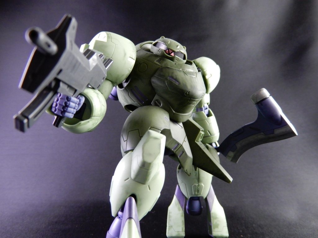 サブマシンガンを構えるように。握りこぶしの造型が秀逸でこれは…ありがたい…