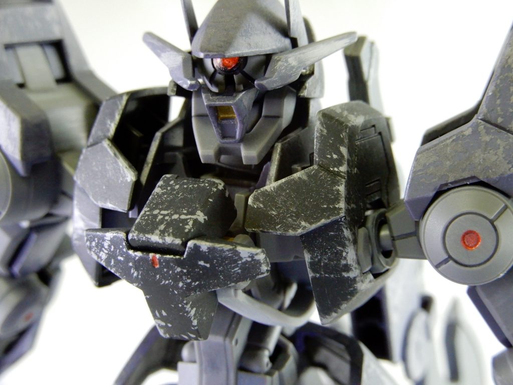 過剰なチッピングにも見えるしやり過ぎて汚れているようにも見える。楽しい…