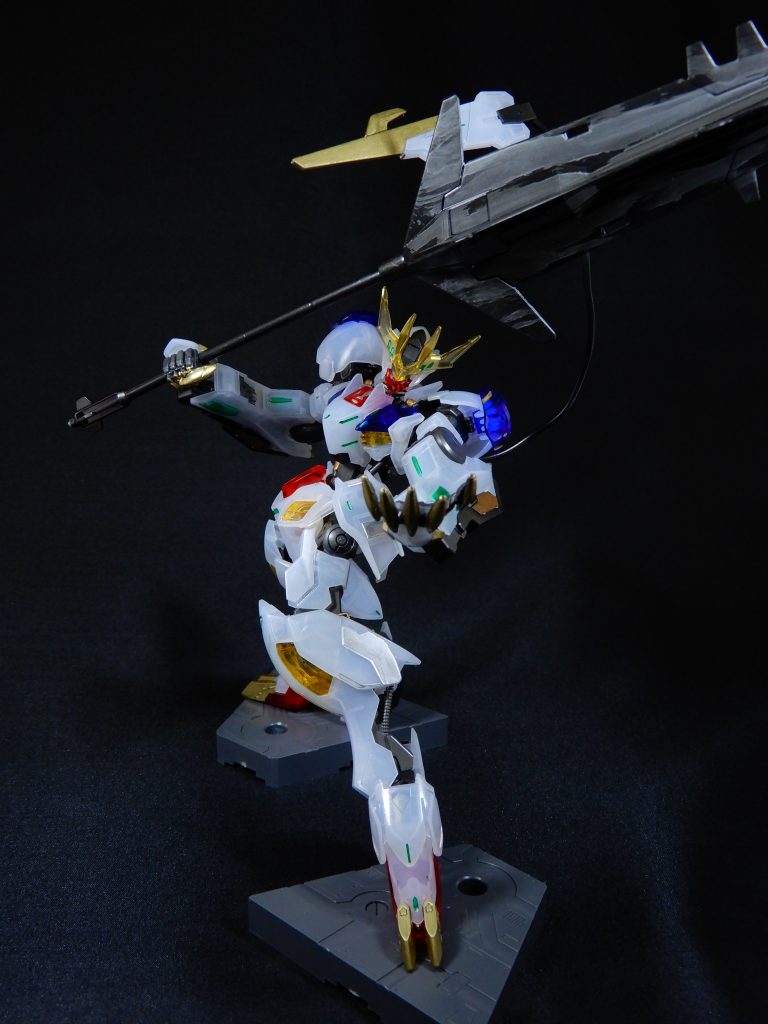 こんな巨大な武器を片手で保持できるなんて…やっぱミカはすげぇよ…