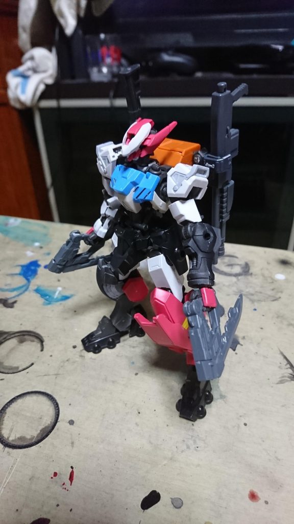 塗装前継ぎ接ぎ感を出すために一ヶ所づつ別の外装をつけてフェイスパーツもアンテナを片方だけ変えたりしました