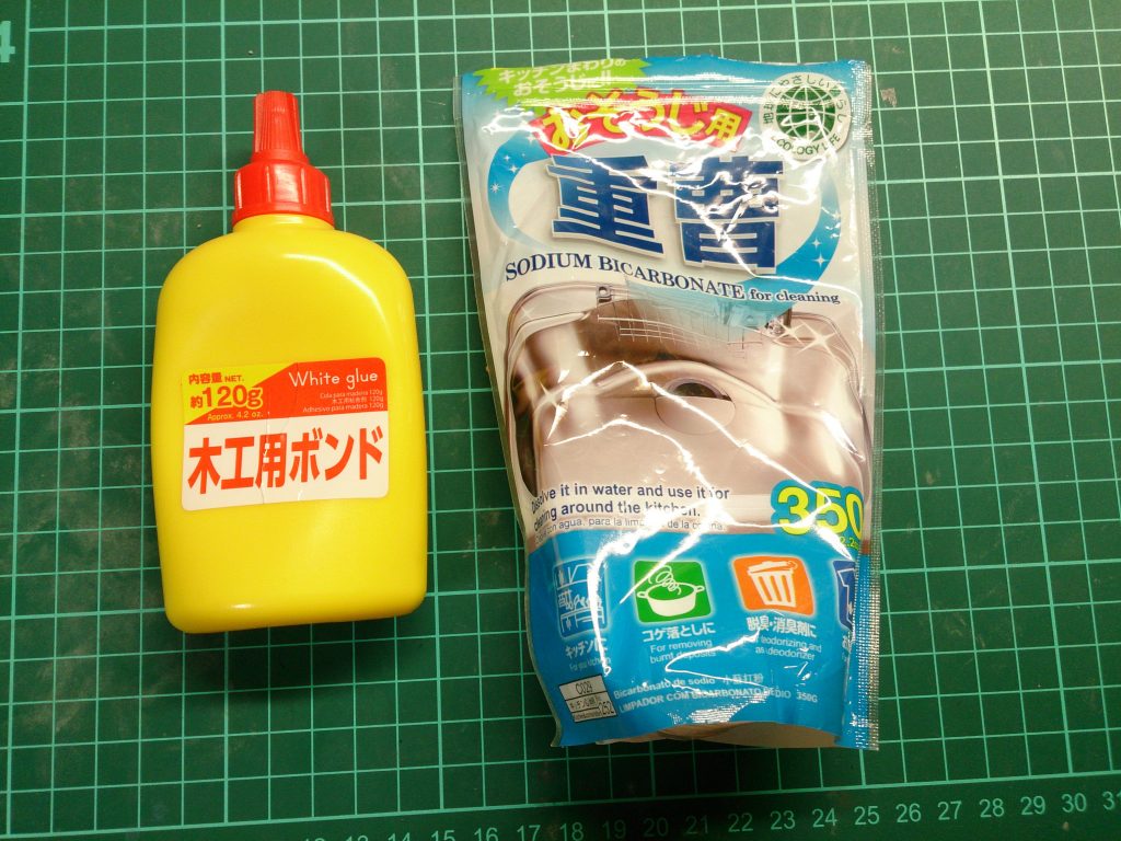 木工用ボンドを溶かした水に飽和状態を越えてペースト状になるまで重曹を加えた雪の元を塗ったら完成♪