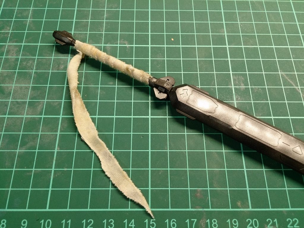 ソードメイスの柄に包帯をイメージしたウェザリング布切れを巻き付けてます