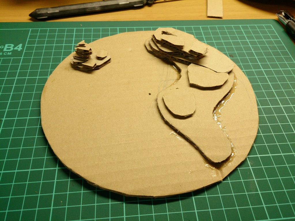 本体の工程は写真が無いのでジオラマを・・・
段ボールで地形を大体作っておきます。