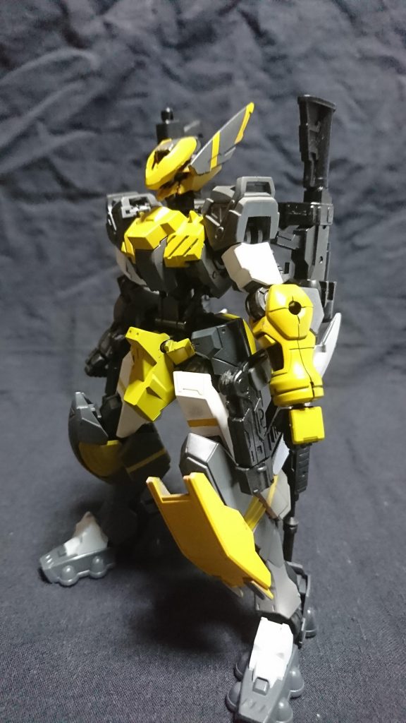 ガンダム・フラウロス/ピークヘッドジャンク屋「レプラコーン」がありとあらゆるデブリ帯のジャンク、手持ちのパーツから改修された機体、カメラユニットを狙撃に特化させた「イーグルアイ」を搭載機体色はペッカーの要望で黄色に塗り替え武装も遠距離特化に偏向された