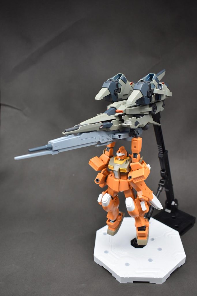 バックパックのフックでMSを１機運搬可能