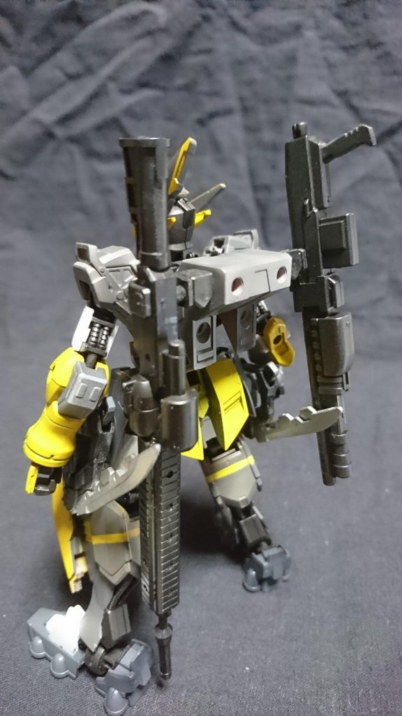 バックパックはユーゴーの物を使用し武器をマウントさせるためラックを製作しました