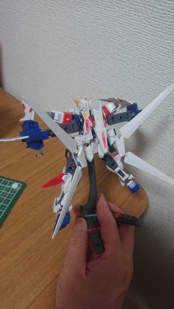 後ろ姿
羽が開きガンダムＸのサテライトシステム的な