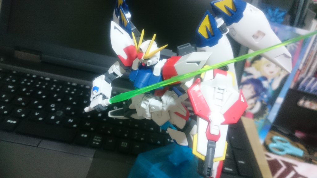 背部のウイングを広げてハイマットモードに。ビームサーベルもウイング要素を少しでも出したかったのでウイングゼロの方を使用しました