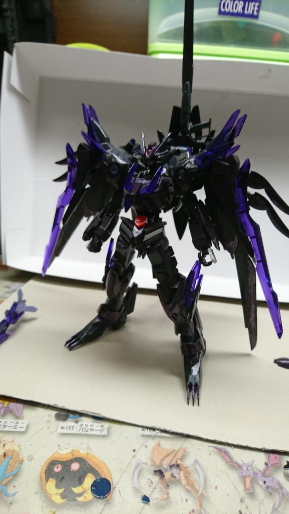 MSモード
モビルスーツ形態での戦闘スタイルは、ブリューナクを軸にした接近戦が主体だが背面に装備されたフリージングライフルを展開して味方の援護を行うことも可能。