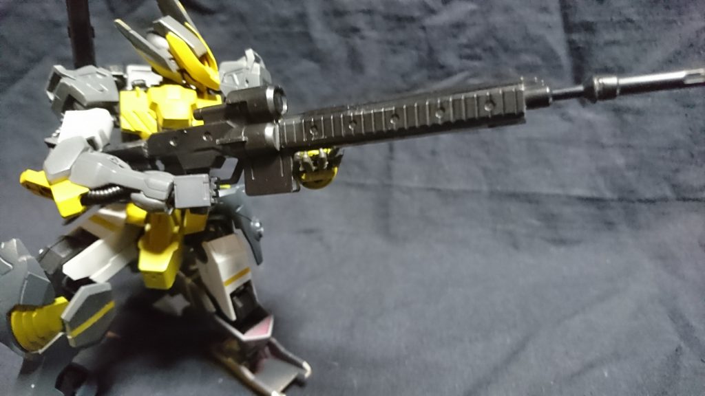 スナイパーライフルペッカーの愛用していたMSの武装レアアロイ弾とスタンバレットを使い分けているレアアロイ弾レアアロイで作られた弾丸、貫通力もありナノラミネートアーマーを破壊する威力があるだが高値である
スタンバレットMSの機能停止させる弾丸、通称「不殺弾」と呼ばれている特定の箇所に撃ち込めば機能は停止するアラヤシキ持ちのパイロットを気絶させることも可能、しかしガンダムフレームには効果が薄い