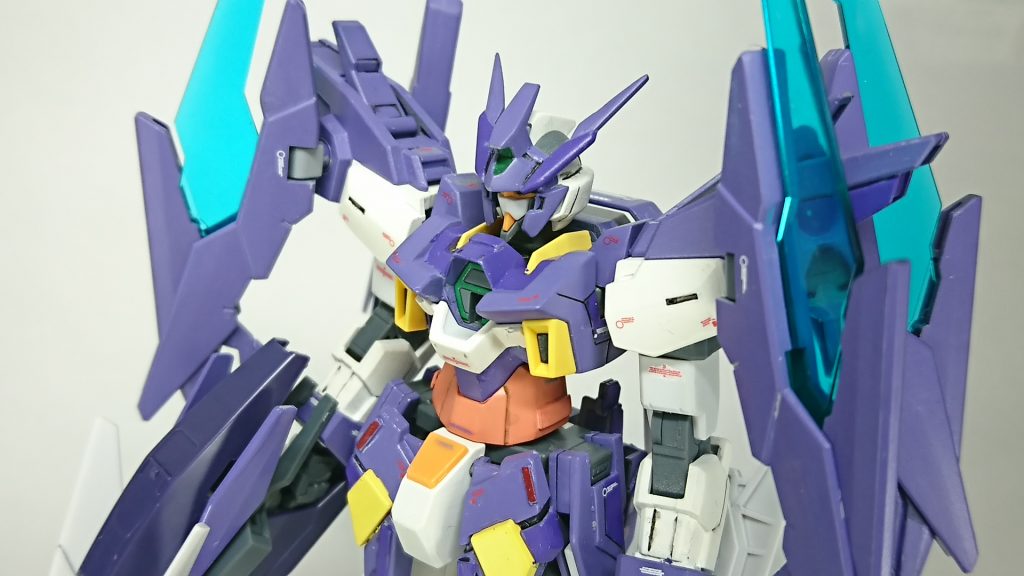 バストアップ
デカールにはユニコーンガンダム用を中心にレッドコーションを貼り付けた