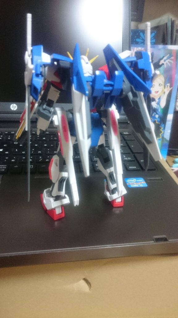 バック。腰のスタービームキャノンはビームキャノンとスラスターの機能を兼ね備えた…という設定です。GNドライヴについてた小型ウイングはポージングが取りずらくなるので外しました