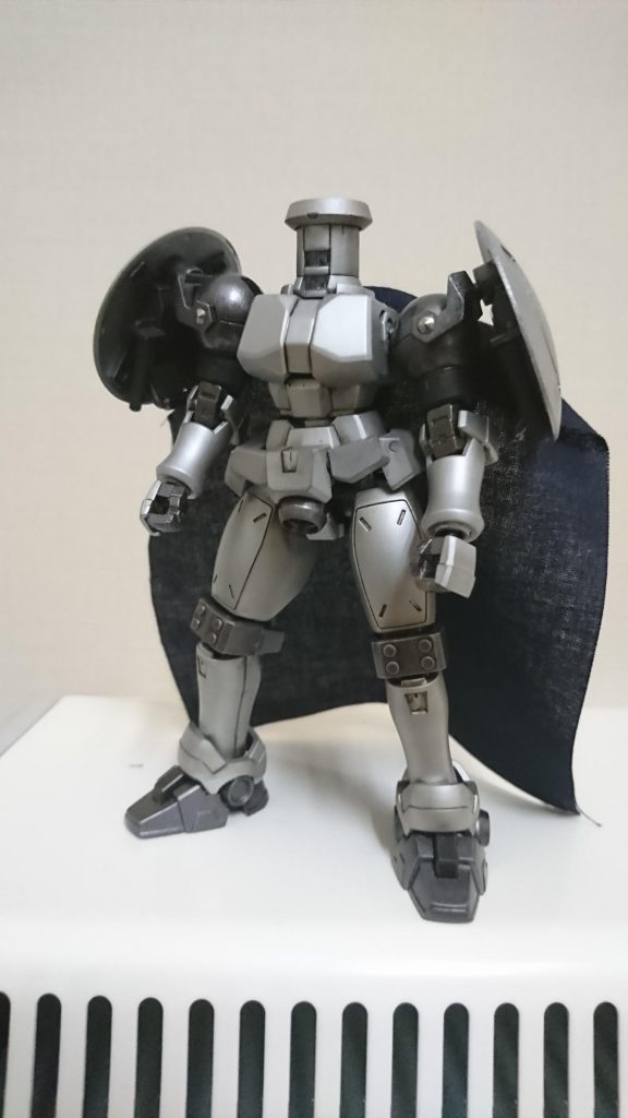 マントは布で出来ています。
リーオーの盾は二枚装備。