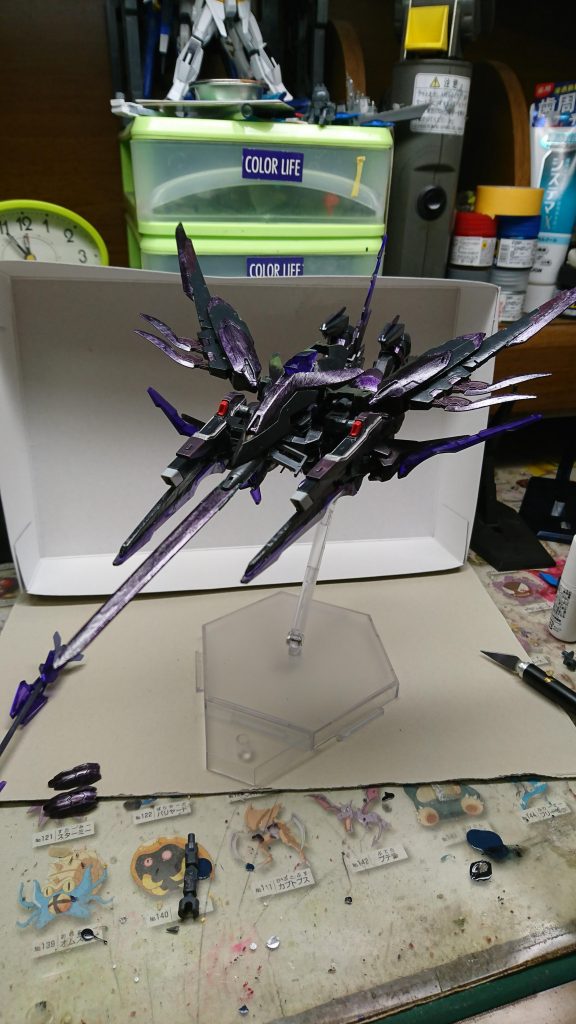 バードモード
MS形態から変形してバードモードとなり、大気圏内での単独飛行と空中戦を行う事が可能になる。
ブリューナクを除く全ての武装が使用可能なため、どんな距離からも攻撃を加えることができる。
又、凍結粒子を機体全体に纏わせることでフィールドを作り出し敵に突進攻撃を掛ける「フリージングバードアタック」が可能。
スピードを活かした高速機動と各種武装による混成攻撃を上空から容赦なく加えるため「空の紫死鳥」の二つ名を持つ。