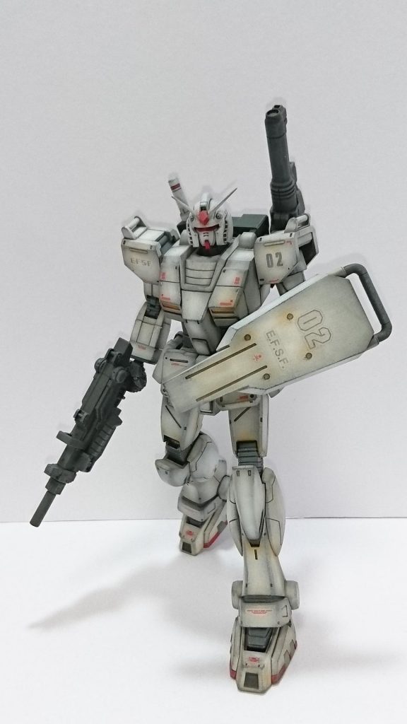 カラーの元ネタはロールアウトカラーのガンダムからシルバーを廃した感じに。
また白地に赤のマーキングは昔のSFメカの定番だったりします。