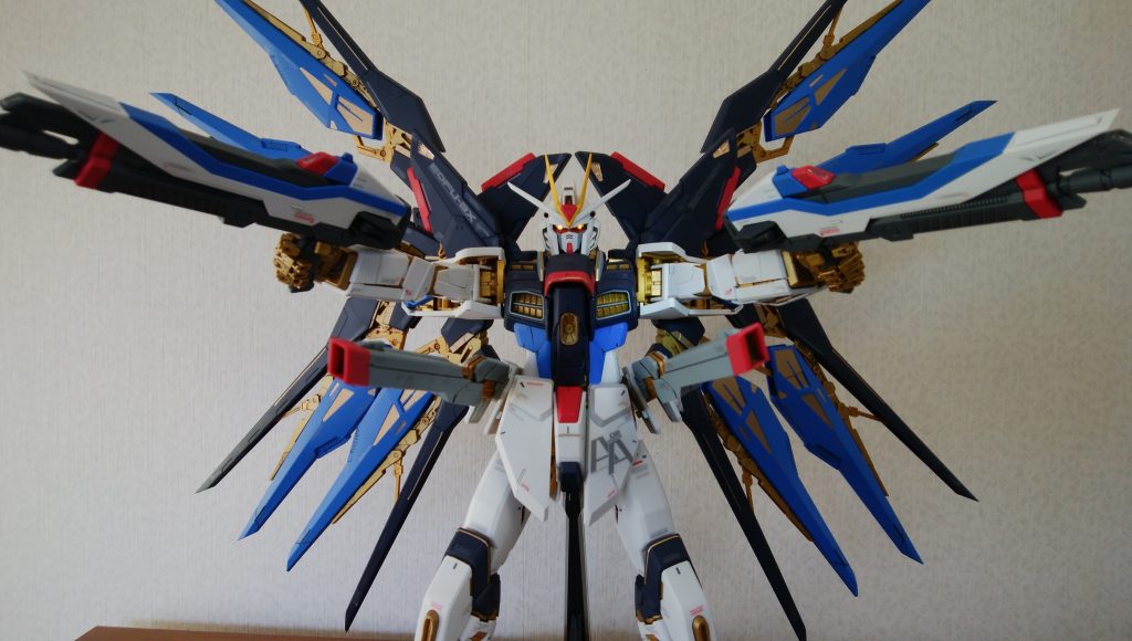 背中のドラグーン射出ギミックも固定して飾る分にはかっこいいです!
勝手に射出しようとする時は内部の軸と爪を太らせれば修正できます