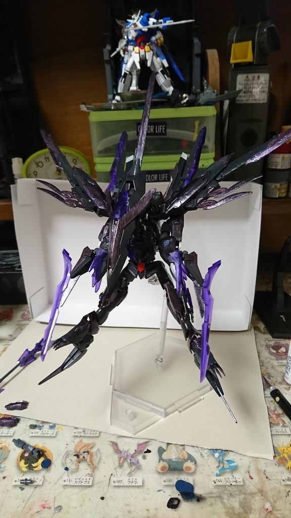 ガルーダモード
フロストコンバーターのリミッターを解除することにより解放される第3の形態。装甲の隙間から凍結粒子が漏れだしてくるため機体が紫色に輝き出す。
攻撃は格闘武装のみに限定されているが、凍結粒子により巨大な刃を形成することができるため離れた敵にも攻撃を仕掛ける事ができる。
凍結粒子の制限が外れるため、凄まじい量の粒子が放出され機体を中心に半径5㎞以内の空間が凍りつくと言われている。
(このモードの資料はほとんど存在しない上、残っていたデータに発動したという記録はあるものの詳細は不明である。)
このモードを発動した時点でリアクターも含め全てのリミッターが解除されるため、機体自体の機動力及び各武装の出力も上昇により攻撃力が上がっているが、その分機体制御が難しい上、操縦者への情報のフィードバックも倍以上になるため卓越した操縦技術と強靭な精神力が求められる。
又、リミッターが全て解除されているということは暴走を起こす危険性もあり、余程危機的な状態に陥らない限り使用できないようフロストコンバーターには二重、三重の制限がかかっている。
(基本的にシステムにより自動解放されるが、操縦者の意思で解放することも可能である。操縦者の意思でこのモードを解放し暴走させてしまった場合、操縦者の精神がフェネクスに乗っ取られシステムでは押さえることが出来なくなり敵味方関係なく破壊と殺戮を繰り返す殺人兵器と化してしまう)