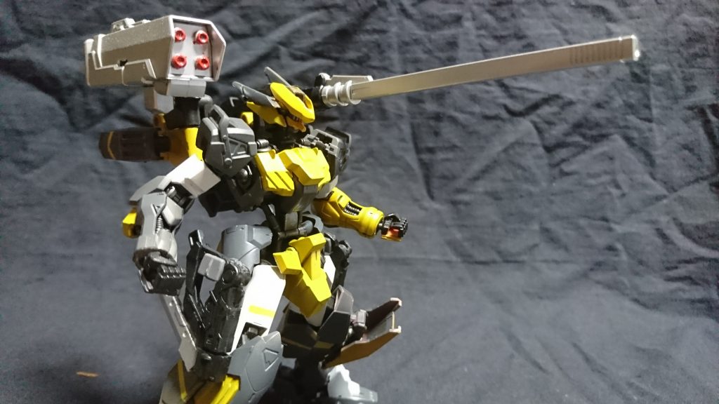 アタッチメント・バックパックフラウロスのデータを元に復元改良を施したバックパック、ダインスレイブではないが代わりにレールガンとミサイルポットを装備している、付け替え可能で様々な武装が装着できる