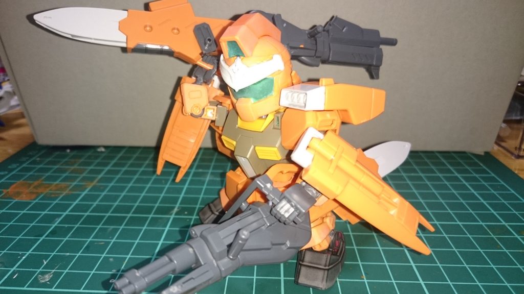 伊達政宗のバイザーを白に塗って着けました。何となくビームマスターっぽくなってればいいかなぁと。