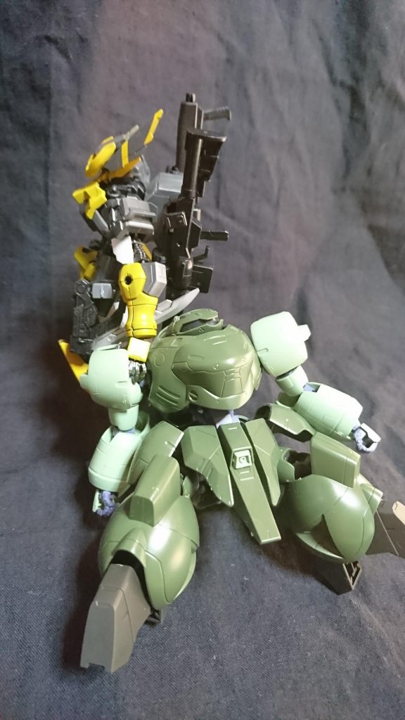 設定
「レプラコーン」総員約50人ほどで構成されたジャンク屋ワンオフ機体の製作や武装の新調などを得意とする出来映えはとてもよく傭兵稼業の客が多い、リーダーのオリバーと彼の妹ネルで仕切っている、彼らもMSは所持しているが作業用である
ペッカー茶髪のカールヘアで眼鏡をかけておりスタイルいい、世話好きで面倒見がよく料理を得意とする、傭兵稼業の前は学校教師をしており夫もいたがテロにより夫を亡くしたとある傭兵姉弟によって助けられ共に傭兵として戦場を転々と渡り狙撃の才能に目覚める傭兵組織「バーズネスト」に入りその後組織をやめフリーの傭兵になった
オリバーレプラコーンのリーダー、真面目で少し頑固なところはあるがクルーを家族としてあつかっているペッカーに与えた条件は、歳星に着くまでの護衛、レプラコーンの仕事の手伝い、そして炊事係の役目、子供クルーに勉強を教えることを条件にフラウロスを与えた設計製作をメインにジャンクパーツの加工やフレーム製作の設計図面を書いている妹のネルとは兄妹仲は良好
ネルオリバーの妹で性格は明るく、じっとすることが苦手で暇があれば機械いじりをしている、ペッカーとはすぐに仲良くなって料理を教えてもらったり、相談する仲までなった製作担当でMSの武装製作、外装製作、フレーム製作を請け負っている