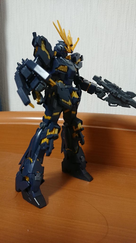 特徴としては原作版同様に胸部が1号機と同様な形状であること、それにビームマグナムを左手に構えていることでしょうか。
二丁持ちでもない左手だけというのはなかなか、もう一丁あれば両手持ちもできます。