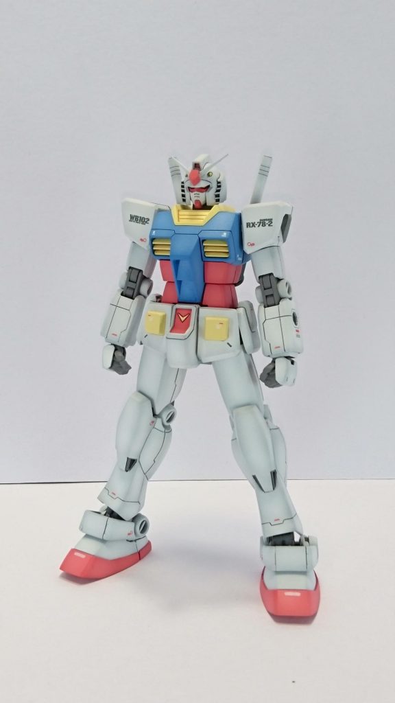 リバイブ版ガンダムはスマートと言うよりは細すぎる感じがしたので各部をボリュームアップしつつメリハリを出していきました。
塗装はアニメのガンダムをイメージしつつ好みで調整してます。