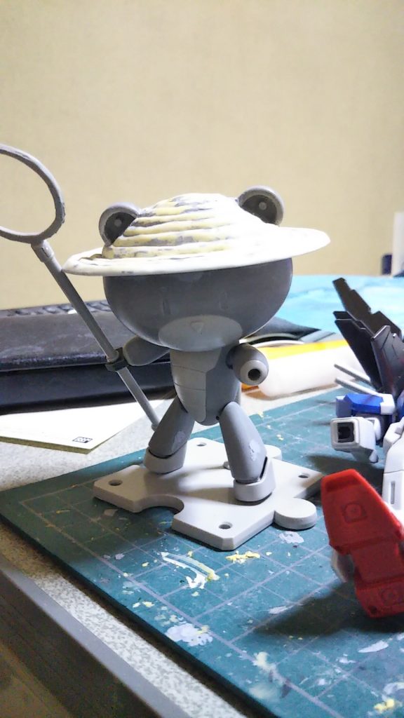 虫取りプチッガイの製作途中
麦わら帽子はプラ板のわっかを被せて後はパテです
虫取り網はプラカードをベースに形にして網部分は三角コーナーなんかに使うネットを利用しました