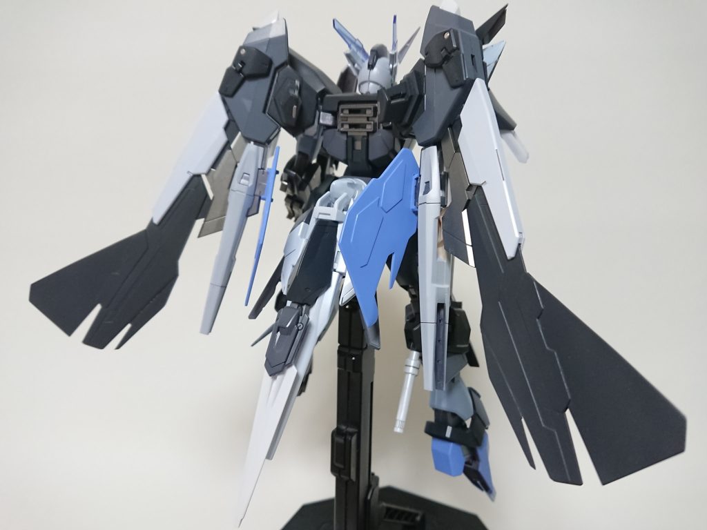 リアアーマーにGNドライブを移植、尾っぽのイメージでGNソードビットも追加。