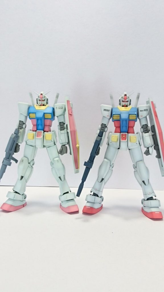 塗装してますが素組みとの比較。
素組みだと腕が胴体から離れている事もあり、武器を装備したさいに上半身に対して下半身が華奢に見えるので下半身を太くしてバランスを取りました。