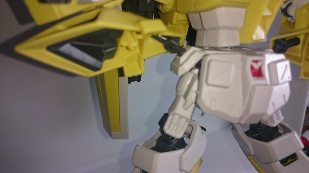 SDの弱点、足のアーマーはボールデンで綺麗に腰に着きました