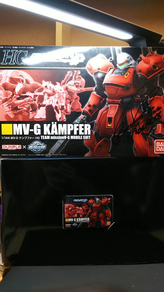 箱には川口名人からサインも貰ってます。宝物です。
ガンプラ写ってない写真だけど自慢なので載せさせてください。